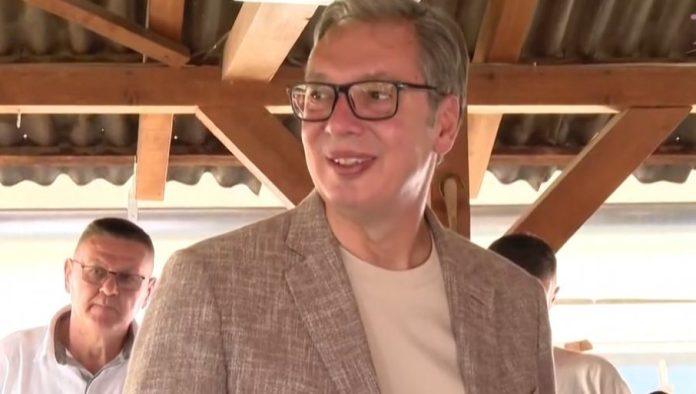 “slanina-je-najbolje-prosla”-vucic-podelio-zanimljiv-snimak-druzenja-sa-mladima-iz-vojvodine-(video)