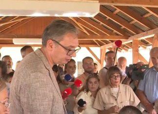 “DA STVORIMO USLOVE DA LjUDI OSTANU” Vučić u Novom Kneževcu o novim investicijama, putevima i bolnicama: Da probamo da dovedemo jedan pogon “da-stvorimo-uslove-da-ljudi-ostanu”-vucic-u-novom-knezevcu-o-novim-investicijama,-putevima-i-bolnicama:-da-probamo-da-dovedemo-jedan-pogon
