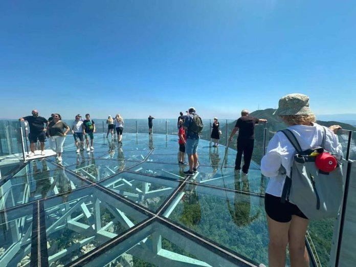 nova-atrakcija:-stakleni-vidikovac-na-kablaru-za-mesec-dana-posetilo-vise-od-20.000-turista