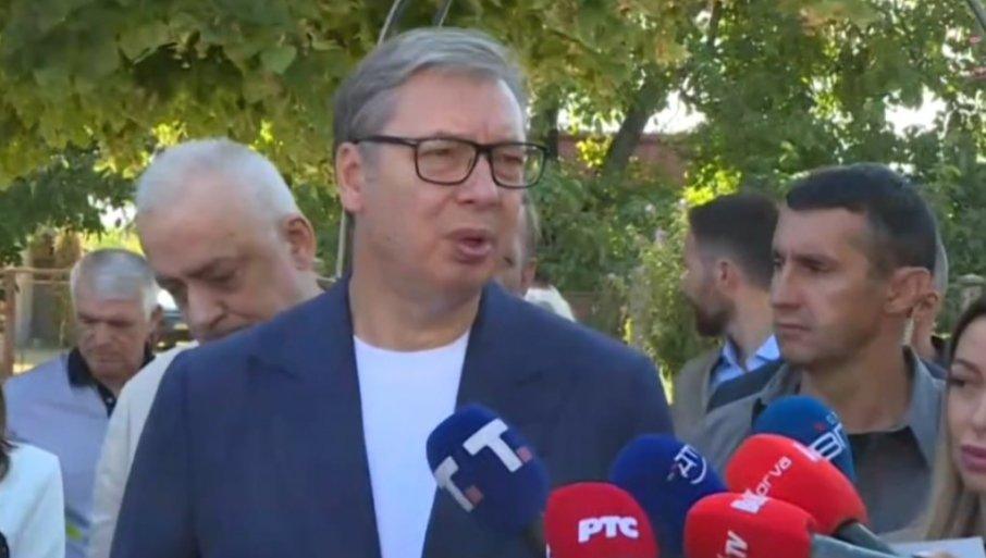 predsednik-sa-narodom:-vucic-stigao-na-palic,-obilazi-porodicu-cupic-(video) predsednik-sa-narodom:-vucic-stigao-na-palic,-obilazi-porodicu-cupic-(video)