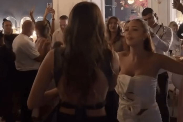 nevideni-lom-na-prijinoj-proslavi:-lepa-brena-i-dzejla-ramovic-ukrstili-glasove,-a-onda-se-desio-sok-pred-svim-gostima!-(video)