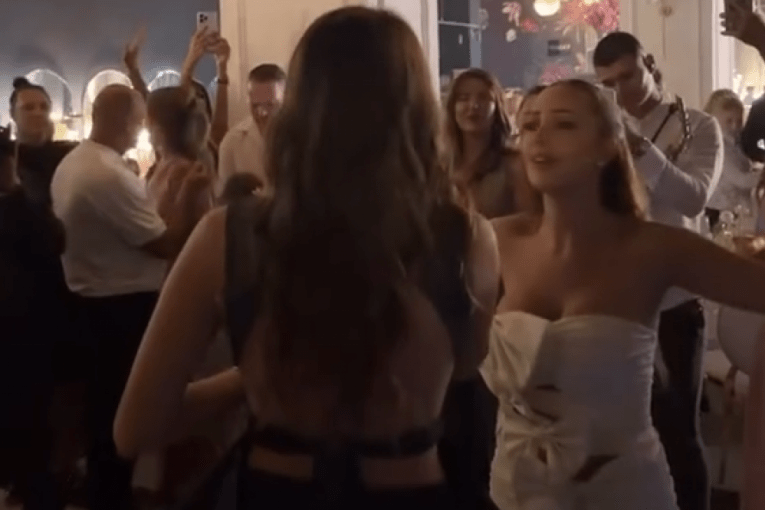 nevideni-lom-na-prijinoj-proslavi:-lepa-brena-i-dzejla-ramovic-ukrstili-glasove,-a-onda-se-desio-sok-pred-svim-gostima!-(video) nevideni-lom-na-prijinoj-proslavi:-lepa-brena-i-dzejla-ramovic-ukrstili-glasove,-a-onda-se-desio-sok-pred-svim-gostima!-(video)