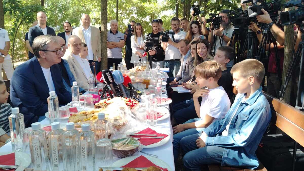 “kakav-bre-portugal?-za-srbiju-navijas!”-vucic-na-palicu-razgovarao-sa-malisanima,-a-onda-im-porucio-nesto-sto-ce-pamtiti “kakav-bre-portugal?-za-srbiju-navijas!”-vucic-na-palicu-razgovarao-sa-malisanima,-a-onda-im-porucio-nesto-sto-ce-pamtiti