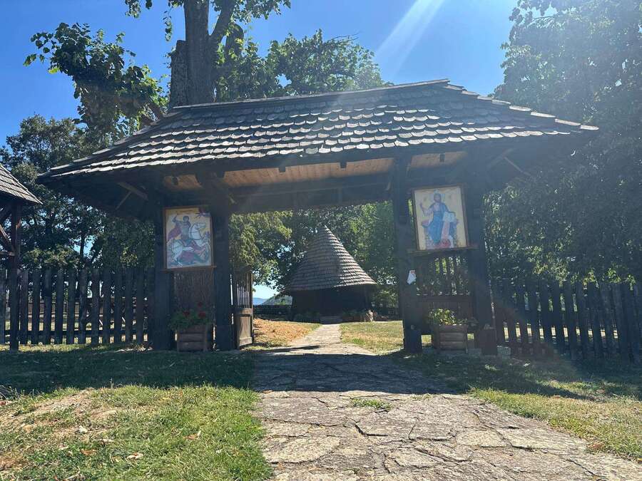 sta-se-dogodilo-ispred-ove-male-crkve-u-sumadiji:-vekovima-kasnije-njene-grede-i-duborezi-i-dalje-cuvaju-pricu-o-radanju-moderne-srbije-(foto) sta-se-dogodilo-ispred-ove-male-crkve-u-sumadiji:-vekovima-kasnije-njene-grede-i-duborezi-i-dalje-cuvaju-pricu-o-radanju-moderne-srbije-(foto)