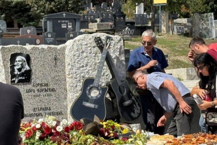 suze-i-muk-na-groblju-u-cacku!-obelezena-dvogodisnjica-smrti-bore-dordevica:-prijatelji-izneli-nepoznate-detalje,-a-evo-ko-svake-nedelje-u-tacno-vreme-obilazi-njegovu-humku!