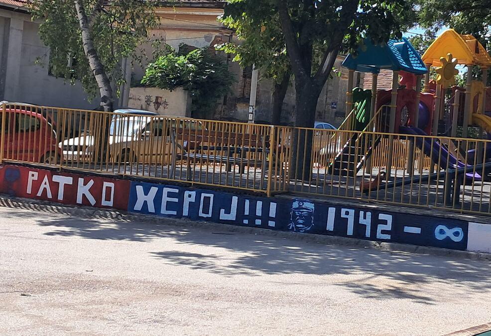 mural-sa-likom-generala-mladica-osvanuo-u-vranju:-na-zidu-u-naselju-tulbe-ispisana-poruka-“ratko-heroj!!!”-(foto) mural-sa-likom-generala-mladica-osvanuo-u-vranju:-na-zidu-u-naselju-tulbe-ispisana-poruka-“ratko-heroj!!!”-(foto)