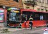 PREDNJI DEO AUTOBUSA SMRSKAN, SVE VIŠE LJUDI U BOLNICI! Prvi snimci s mesta nesreće u Nišu: Vozilo se zakucalo u drvo i znak, među povređenima i DECA (FOTO, VIDEO) prednji-deo-autobusa-smrskan,-sve-vise-ljudi-u-bolnici!-prvi-snimci-s-mesta-nesrece-u-nisu:-vozilo-se-zakucalo-u-drvo-i-znak,-medu-povredenima-i-deca-(foto,-video)