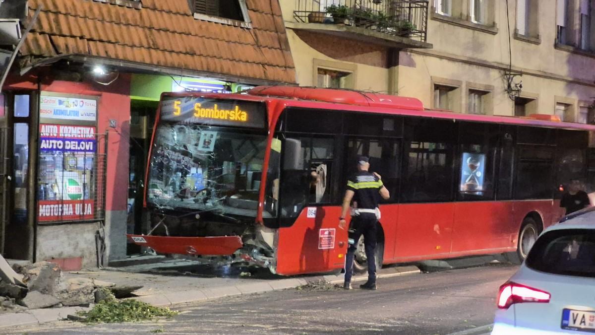 prednji-deo-autobusa-smrskan,-sve-vise-ljudi-u-bolnici!-prvi-snimci-s-mesta-nesrece-u-nisu:-vozilo-se-zakucalo-u-drvo-i-znak,-medu-povredenima-i-deca-(foto,-video) prednji-deo-autobusa-smrskan,-sve-vise-ljudi-u-bolnici!-prvi-snimci-s-mesta-nesrece-u-nisu:-vozilo-se-zakucalo-u-drvo-i-znak,-medu-povredenima-i-deca-(foto,-video)
