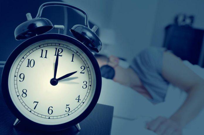 evo-kada-pocinje-zimsko-racunanje-vremena-ove-godine:-pada-za-vikend-i-spavacemo-sat-vremena-duze!