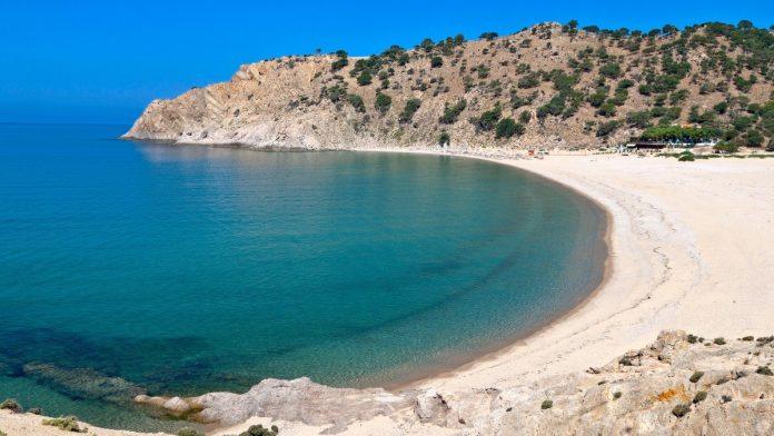 nije-mikonos-ni-santorini:-ovo-grcko-ostrvo-krije-prirodne-bazene-i-vodopade,-a-nema-velikih-hotela
