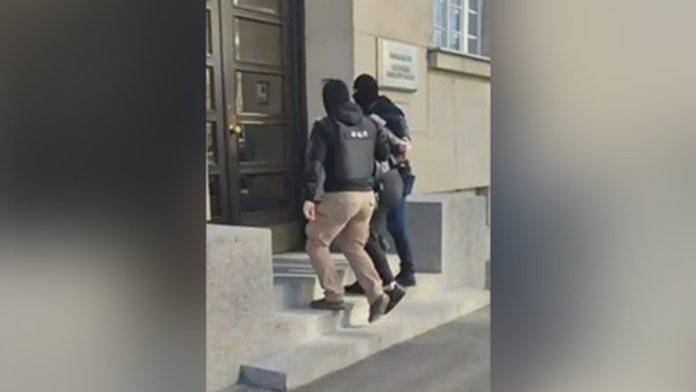 pucao-na-specijalce-koristeci-dete-kao-stit!-otkrivamo-ko-je-uhapseni-muskarac-sa-poternice-u-sapcu:-prete-mu-godine-robije!