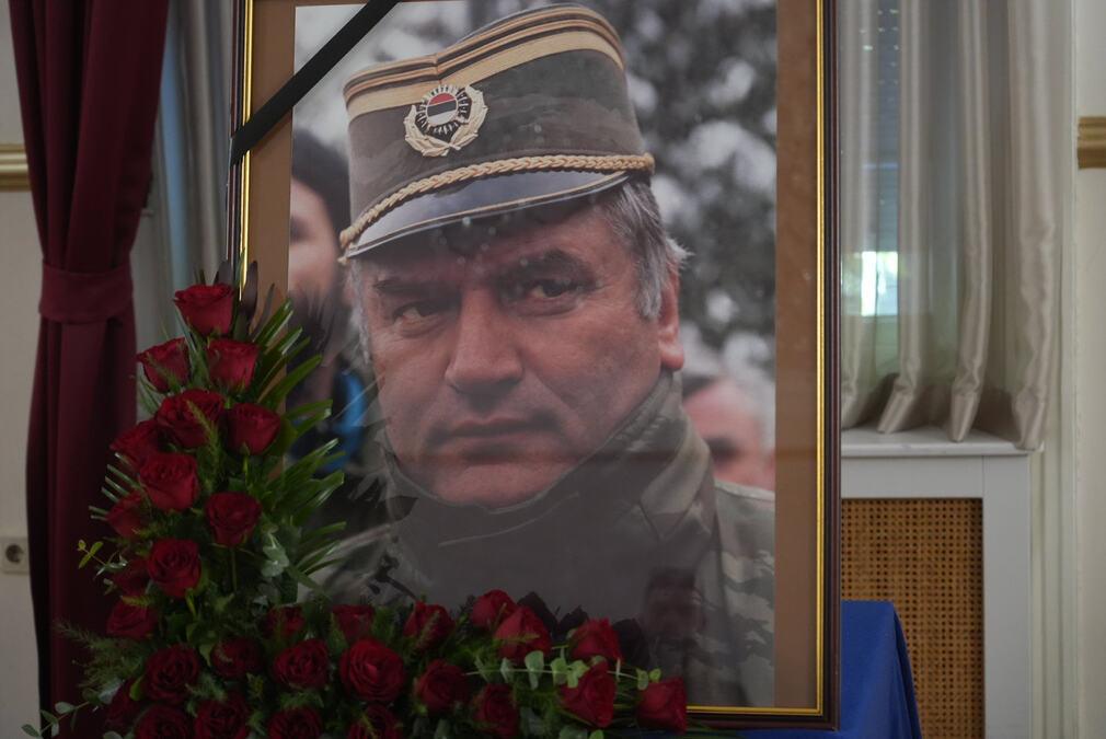 gradani-se-oprostaju-od-generala-mladica:-komemoracija-u-domu-vojske gradani-se-oprostaju-od-generala-mladica:-komemoracija-u-domu-vojske