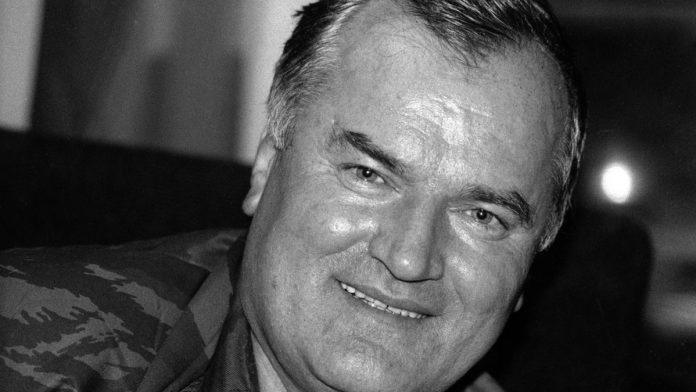 komemoracija-ratku-mladicu:-ispred-doma-vojske-u-beogradu-okupljaju-se-prijatelji-i-porodica-(foto)