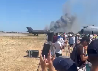(VIDEO) AVION PAO PRED OČIMA HILJADA LJUDI! Stub crnog dima blizu Atine, sudbina članova posade NEPOZNATA: Drama na aeromitingu u Grčkoj (video)-avion-pao-pred-ocima-hiljada-ljudi!-stub-crnog-dima-blizu-atine,-sudbina-clanova-posade-nepoznata:-drama-na-aeromitingu-u-grckoj