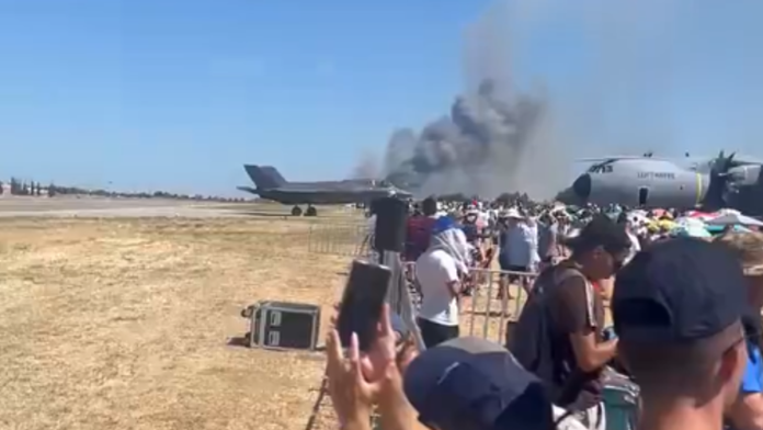 (video)-avion-pao-pred-ocima-hiljada-ljudi!-stub-crnog-dima-blizu-atine,-sudbina-clanova-posade-nepoznata:-drama-na-aeromitingu-u-grckoj