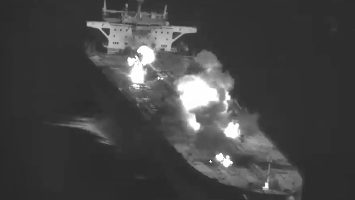 (video)-iranski-tankeri-u-plamenu-zestoka-odmazda-amerike-nakon-napada-irgc-a:-“sledi-jos-tezi-ekonomski-udarac”