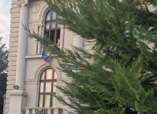 BLOKADERI OKAČILI GEJ ZASTAVU NA SKUPŠTINU: Naloženo momentalno uklanjanje blokaderi-okacili-gej-zastavu-na-skupstinu:-nalozeno-momentalno-uklanjanje