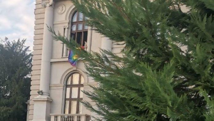 blokaderi-okacili-gej-zastavu-na-skupstinu:-nalozeno-momentalno-uklanjanje