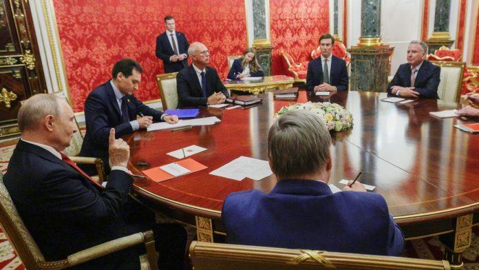 rusi-se-hvalili-ubijanjem-pred-amrikancima-otkriveno-o-cemu-je-putin-razgovarao-sa-trampovim-izaslanicima-tokom-istorijskog-sastanka-u-kremlju
