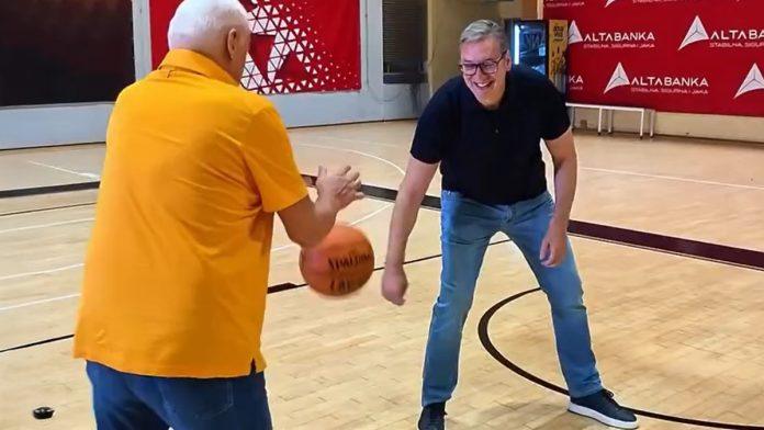 (foto,-video)-“sa-mutom-nikad-nije-dosadno”-vucic-odigrao-basket-sa-cuvenim-trenerom:-“anegdote,-iskrene-price-i-mnogo-dobrog-duha”
