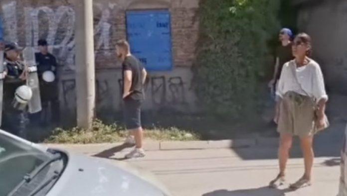licemerje-blokadera-na-delu!-brutalno-vredaju-policajce,-a-kad-zagusti-prvi-ih-dozivaju-u-pomoc!-(video)