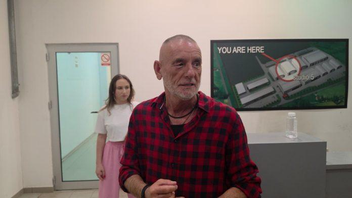 “volim-i-muskarce-i-zene”-novi-ucesnik-elite-10-iznenadio-priznanjem,-a-lepi-mica-surovo-o-cimerima:-“bebi-dol-ispada-za-15-dana”-(video)