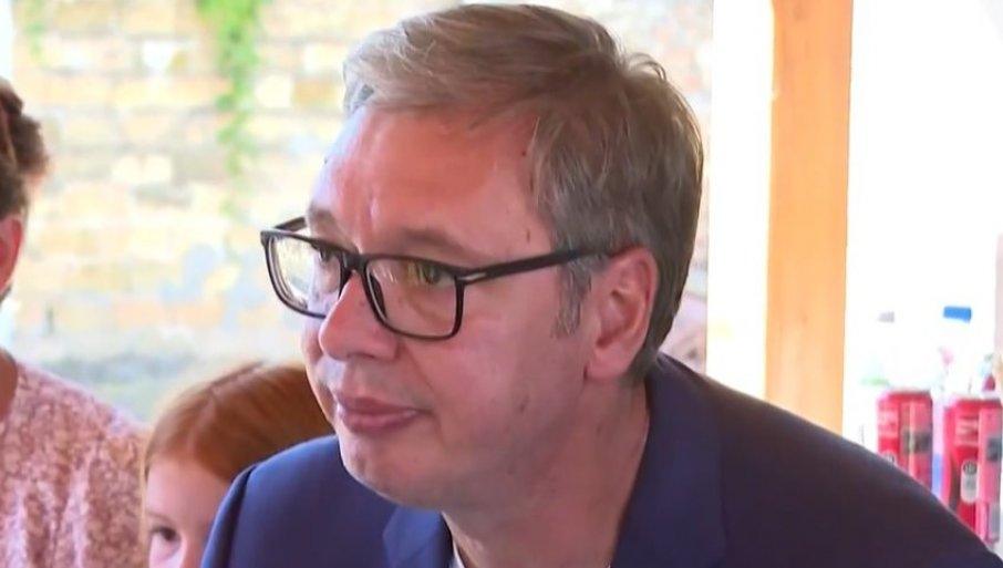 “malo-sta-me-je-toliko-rastuzilo”-vucic-ogorcen-zbog-dece-koja-su-unistila-ekspo-sveske-i-olovke “malo-sta-me-je-toliko-rastuzilo”-vucic-ogorcen-zbog-dece-koja-su-unistila-ekspo-sveske-i-olovke