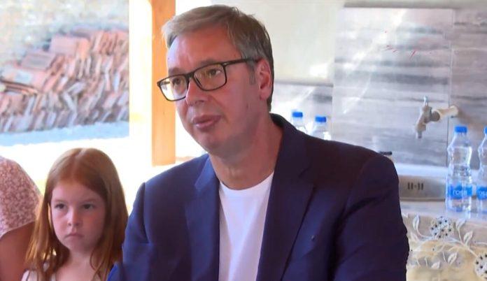 “pobuna-besnih,-obesnih,-prebogatih-i-prebahatih-je-dosla-u-svoj-poslednji-stadijum!”-vucic-prokomentarisao-snimke-iz-jovine-gimnazije-i-cepanja-expo-svezaka