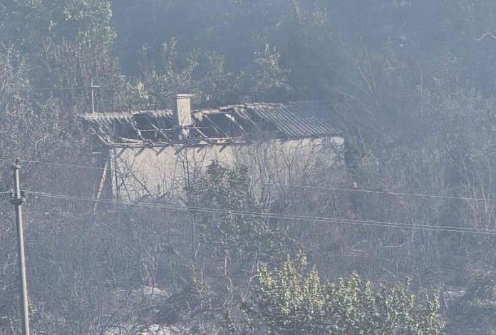 deca-ostala-zarobljena-u-kuci-u-plamenu:-drama-kod-smederevske-palanke,-rodaci-se-kroz-dim-probijali-do-njih,-porodica-ostala-bez-krova-nad-glavom-(foto)