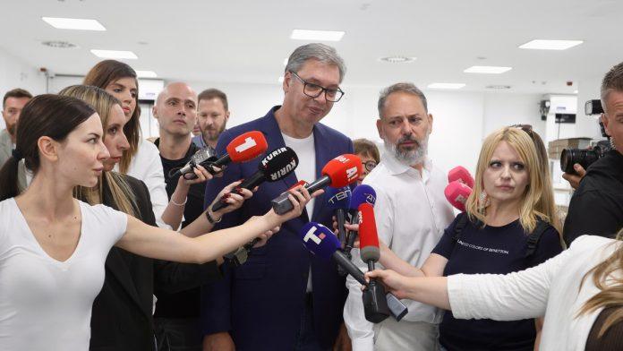 “vreme-da-stavimo-prst-na-celo-i-da-dobro-razmislimo!”-vucic-prokomentarisao-cepanje-svezaka-sa-logoom-ekspo-i-situaciju-u-jovinoj-gimnaziji