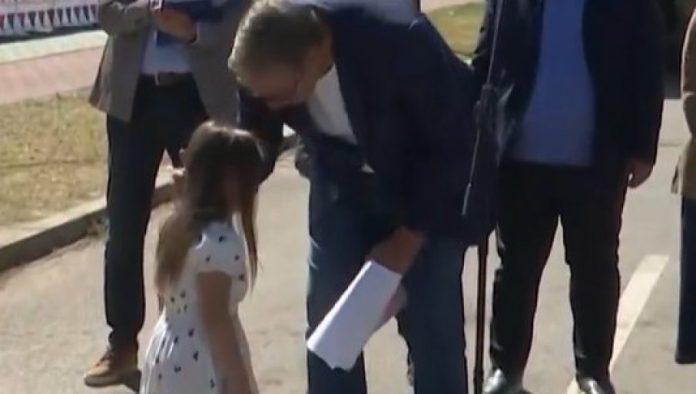 pravi-si-andeo:-devojcica-poklonila-vucicu-crtez,-a-decak-mu-porucio:-“vi-ste-dobar-covek”-(foto/video)
