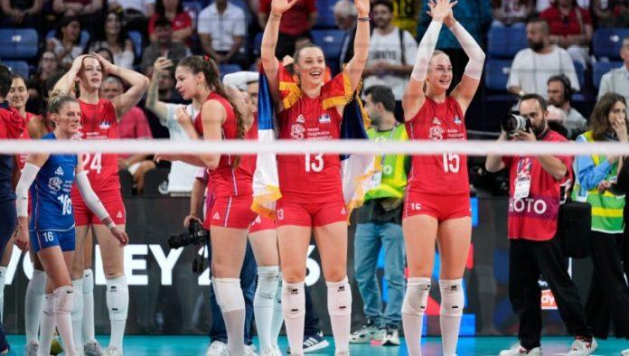 bravo-devojke!-vucic:-hvala-vam-sto-nasu-zemlju-uvek-cinite-ponosnom-i-sto-na-najbolji-nacin-pokazujete-kako-se-bori-za-nacionalni-dres