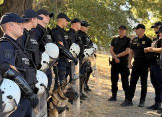 DIREKTOR POLICIJE NA MARAKANI: Obilazak pripadnika MUP angažovanih na obezbeđenju 180. derbija direktor-policije-na-marakani:-obilazak-pripadnika-mup-angazovanih-na-obezbedenju-180.-derbija