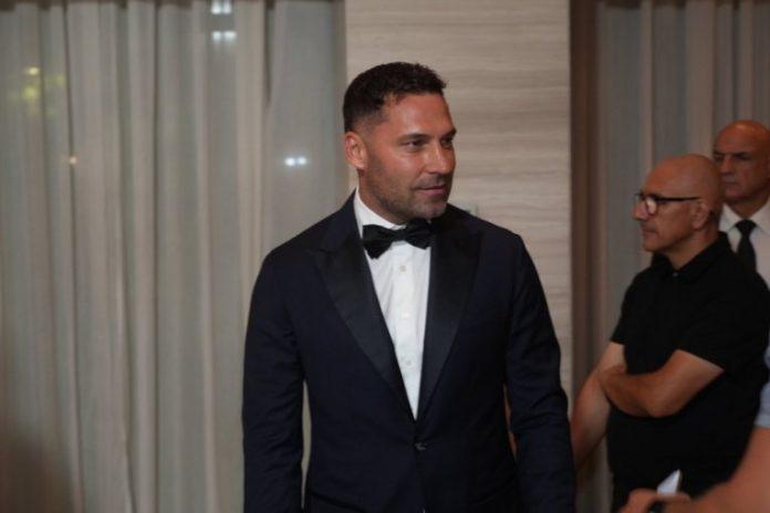 dusko-tosic-ne-prestaje-da-sokira:-emotivnim-govorom-se-zahvalio-karleusi,-pao-zagrljaj-i-poljubac!-(video)
