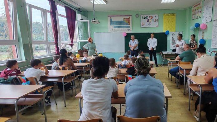 komplet-udzbenika-mladima,-po-15.000-dinara-starijima-opstina-mali-zvornik-pomaze-osnovcima!-(foto)