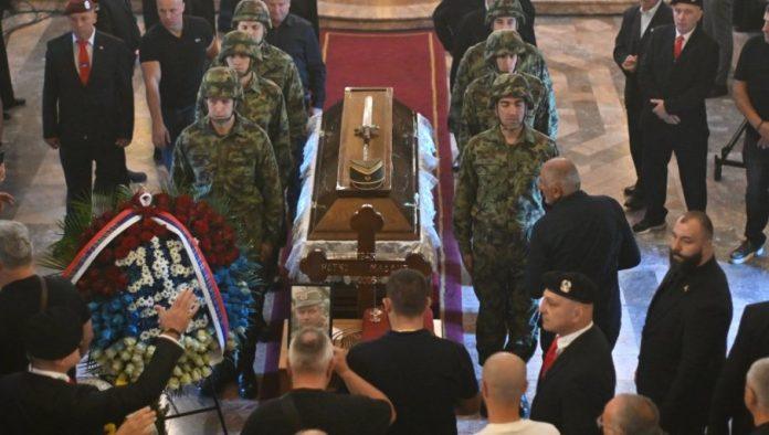 narod-se-oprasta-od-generala-ratka-mladica:-kovceg-sa-telom-izlozen-u-crkvi-svetog-luke-na-vidikovcu-(foto/video)