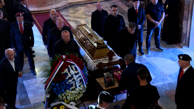 Грађани-одају-пошту-Ратку-Младићу-у-Цркви-Светог-Луке;-др-Гудељ:-Генерал-није-савесно-лечен-у-последњим-месецима-живота