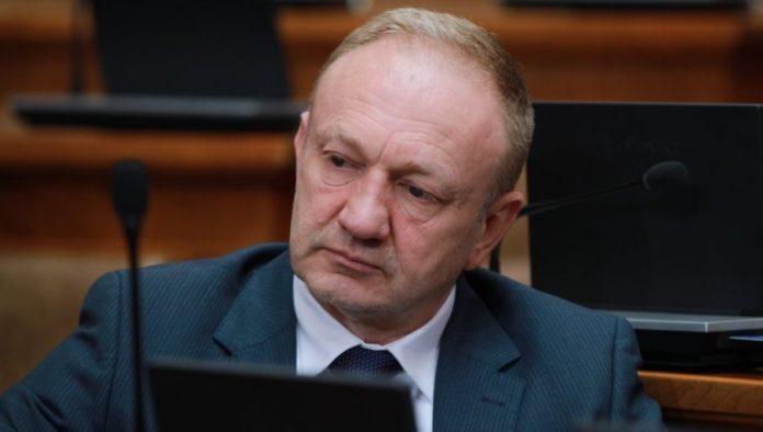dilas-i-zelenovic-u-klincu:-pljuste-uvrede-medu-dojucerasnjim-saborcima-(video)