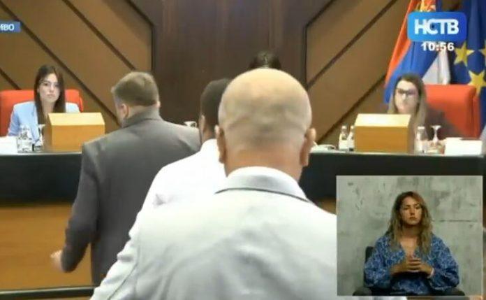 sramota!-predstavnici-blokadersko-studentske-liste-odbili-cak-i-da-ispostuju-minut-cutanja-ratku-mladicu-(video)