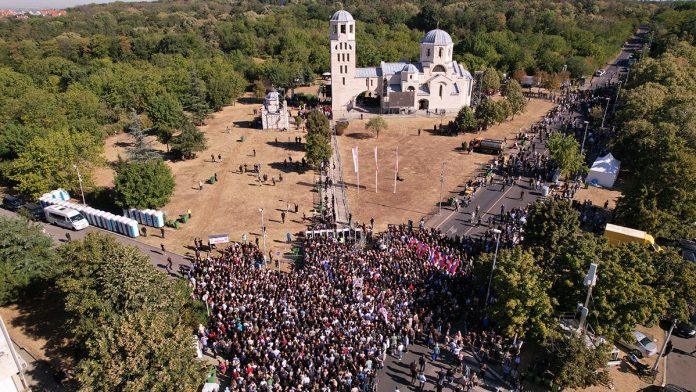 izmene-saobracaja-zbog-sahrane-ratka-mladica:-evo-koje-ce-ulice-biti-zatvorene-i-kuda-ce-ici-gradski-prevoz