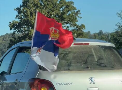 svi-do-jednog-sa-srpskim-trobojkama:-kolone-vozila-iz-zapadne-srbije-krenule-da-odaju-poslednju-pocast-generalu-mladicu-(video) svi-do-jednog-sa-srpskim-trobojkama:-kolone-vozila-iz-zapadne-srbije-krenule-da-odaju-poslednju-pocast-generalu-mladicu-(video)