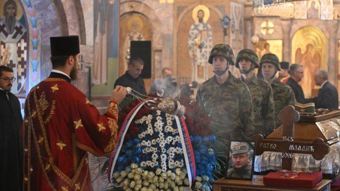 (foto,-video)-sahrana-ratka-mladica:-patrijarh-porfirije-sluzi-opelo,-hiljade-gradana-u-redovima,-medu-njima-ministri-gasic,-selakovic,-glisic-i-vujic,-dodik-i-danilo-vucic,-sin-predsednika