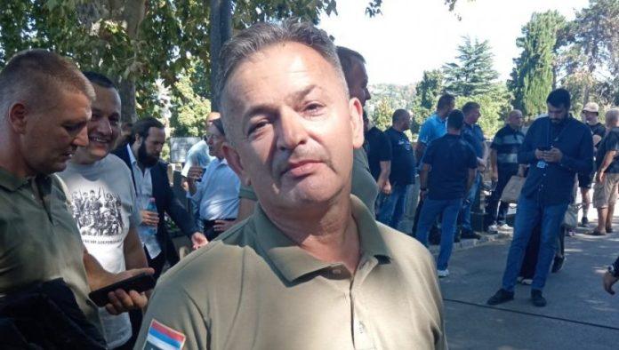 “tu-smo-sa-ostalim-jedinicama-iz-vojske-republike-srpske”:-vukovi-sa-vucjaka-dosli-da-isprate-generala-mladica-na-vecni-pocinak-(video)