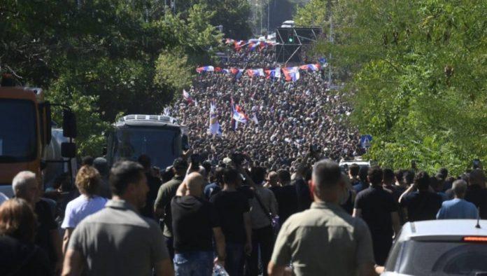 “sacuvao-ognjista-i-republiku-srpsku”-zrtvu-i-vodstvo-generala-ratka-mladica-srbi-nikada-nece-zaboraviti