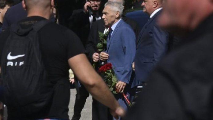 poslednji-pozdrav-generalu:-ambasador-rusije-aleksandar-bocan-harcenko-odao-postu-ratku-mladicu