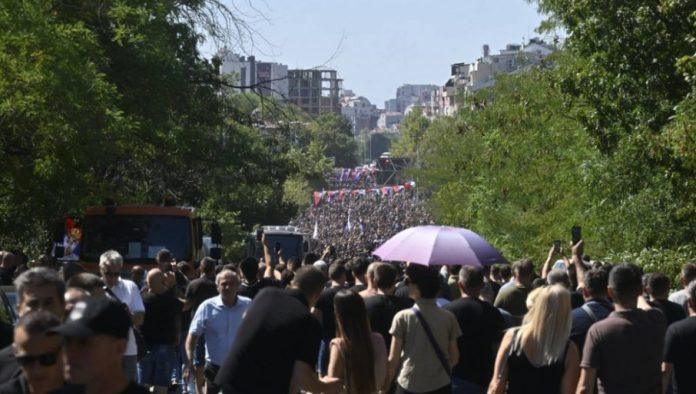 svi-srbi-ispracaju-generala:-pogledajte-fotografije-–-beograd-izasao-na-ulice,-narod-se-dostojanstveno-oprasta-od-ratka-mladica