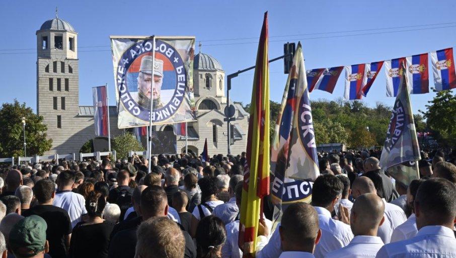 reka-ljudi-ceka-da-oda-poslednju-postu-generalu:-hiljade-gradana-na-ispracaju-ratka-mladica-(video) reka-ljudi-ceka-da-oda-poslednju-postu-generalu:-hiljade-gradana-na-ispracaju-ratka-mladica-(video)