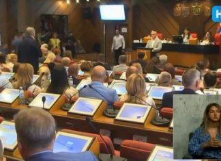 BLOKADERI POKAZALI SVOJE LICE I POLITIKU!!! Izašli iz sale i odbili da ispoštuju makar i minut ćutanja za generala Mladića (VIDEO) blokaderi-pokazali-svoje-lice-i-politiku!!!-izasli-iz-sale-i-odbili-da-ispostuju-makar-i-minut-cutanja-za-generala-mladica-(video)