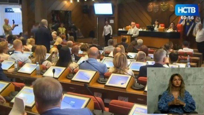 blokaderi-pokazali-svoje-lice-i-politiku!!!-izasli-iz-sale-i-odbili-da-ispostuju-makar-i-minut-cutanja-za-generala-mladica-(video)