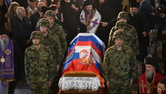nista-im-nije-sveto:-dok-se-narod-oprasta-od-preminulog-generala-mladica,-blokaderi-pljuju-i-njega-i-crkvu-(foto)